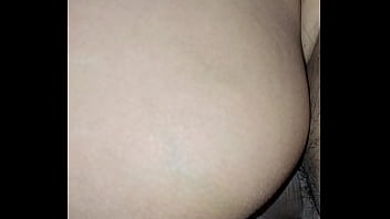 La muy puta enseñando su culo
