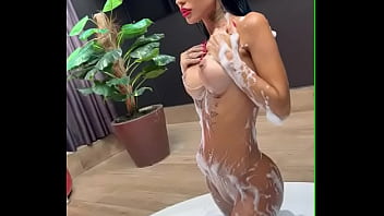 Gostosa da tati zaqui na banheira