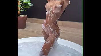 Gostosa da tati zaqui na banheira