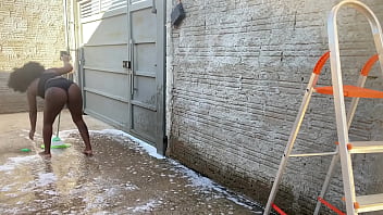 Fui pedir a escada a vizinha mas ela me deu foi a buceta no pelo e pediu leitinho na cara
