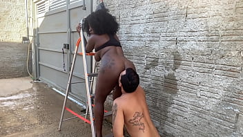 Fui pedir a escada a vizinha mas ela me deu foi a buceta no pelo e pediu leitinho na cara