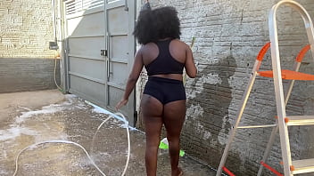 Fui pedir a escada a vizinha mas ela me deu foi a buceta no pelo e pediu leitinho na cara