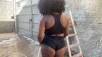 Fui pedir a escada a vizinha mas ela me deu foi a buceta no pelo e pediu leitinho na cara