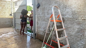 Fui pedir a escada a vizinha mas ela me deu foi a buceta no pelo e pediu leitinho na cara