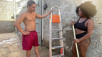 Fui pedir a escada a vizinha mas ela me deu foi a buceta no pelo e pediu leitinho na cara