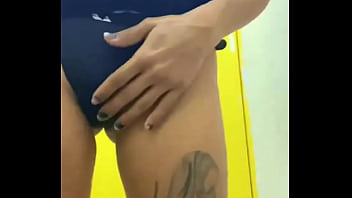 Salí del probador con el plug en mi apretado culito