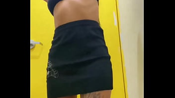 Salí del probador con el plug en mi apretado culito