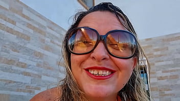 Lisa aranha deliciosa dando aquele talento na banheira de biquini