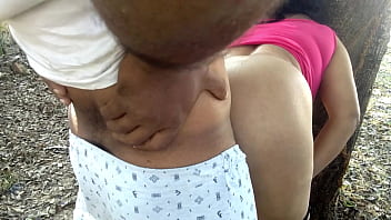 भारतीय सौतेली माँ को जंगल में एक अजनबी आदिवासी आदमी ने खतरनाक तरीके से चोदा