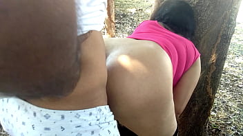 भारतीय सौतेली माँ को जंगल में एक अजनबी आदिवासी आदमी ने खतरनाक तरीके से चोदा