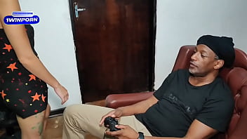 Negao gringo jogando vídeo game e a ninfeta loirinha veio dar a buceta enquanto ele joga