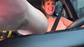 Casal de uber pega passageira sem calcinha da buceta rosa ea motorista passa pro banco de trás pra foder com a passageira q estava molhando o banco com sua buceta escorrendo