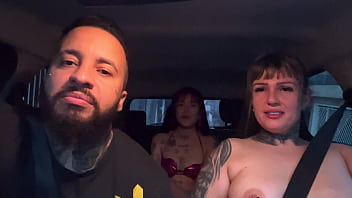 Casal de uber pega passageira sem calcinha da buceta rosa ea motorista passa pro banco de trás pra foder com a passageira q estava molhando o banco com sua buceta escorrendo