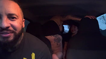 Casal de uber pega passageira sem calcinha da buceta rosa ea motorista passa pro banco de trás pra foder com a passageira q estava molhando o banco com sua buceta escorrendo