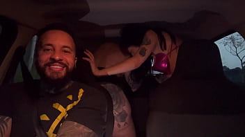 Casal de uber pega passageira sem calcinha da buceta rosa ea motorista passa pro banco de trás pra foder com a passageira q estava molhando o banco com sua buceta escorrendo