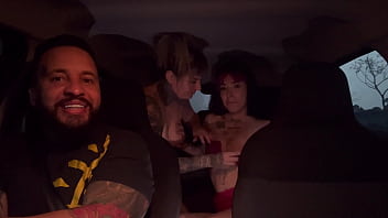 Casal de uber pega passageira sem calcinha da buceta rosa ea motorista passa pro banco de trás pra foder com a passageira q estava molhando o banco com sua buceta escorrendo