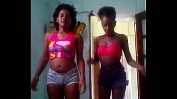 Duas cabo verdiana dançando funk