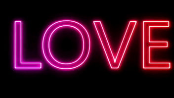 Je me doigte la chatte et le cul à l'arrière de ma voiture