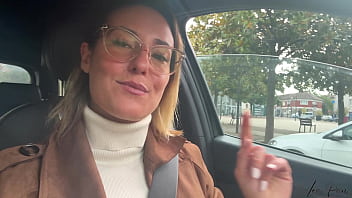 Je me doigte la chatte et le cul à l'arrière de ma voiture