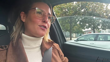 Je me doigte la chatte et le cul à l'arrière de ma voiture