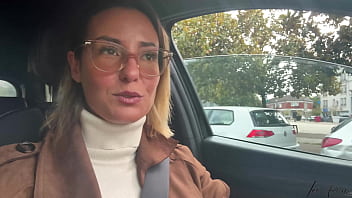 Je me doigte la chatte et le cul à l'arrière de ma voiture