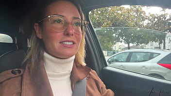 Je me doigte la chatte et le cul à l'arrière de ma voiture