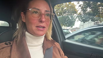 Je me doigte la chatte et le cul à l'arrière de ma voiture