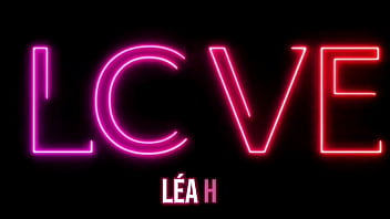 Je me doigte la chatte et le cul à l'arrière de ma voiture