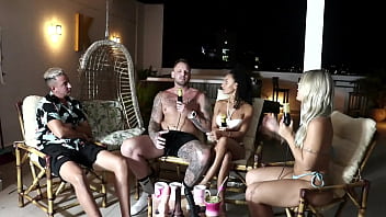 São do meio liberal mas ela não gosta de se relacionar com homens e eles tem uma regra bruna e ale sheer red