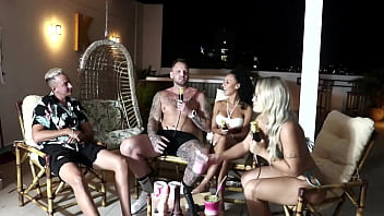 São do meio liberal mas ela não gosta de se relacionar com homens e eles tem uma regra bruna e ale sheer red