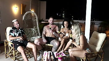 São do meio liberal mas ela não gosta de se relacionar com homens e eles tem uma regra bruna e ale sheer red