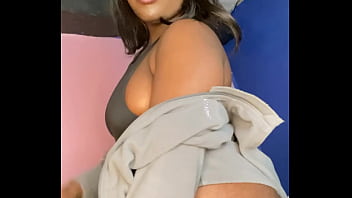 Nonton Pretty Pussy Female Rapper thumbnail