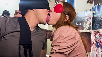 Hermanastra me da un profundo beso francés antes de ir a la cama