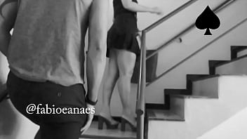 Neg&atilde;o levanda a saia da hotwife