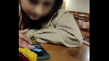 Mostrando os peitos no restaurante