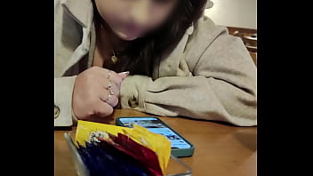 Mostrando os peitos no restaurante