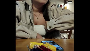 Mostrando os peitos no restaurante