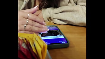 Mostrando os peitos no restaurante