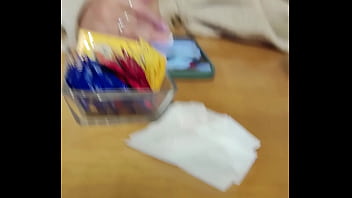 Mostrando os peitos no restaurante