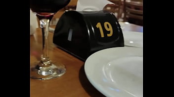 Mostrando os peitos no restaurante