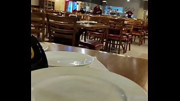 Mostrando os peitos no restaurante