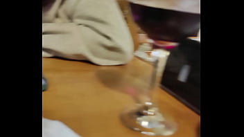 Mostrando os peitos no restaurante