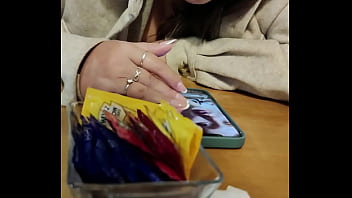 Mostrando os peitos no restaurante