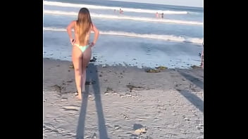 Jovem linda adora mostrar o corpinho perfeito e sexy