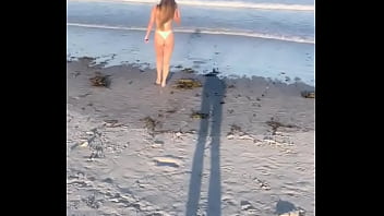 Jovem linda adora mostrar o corpinho perfeito e sexy