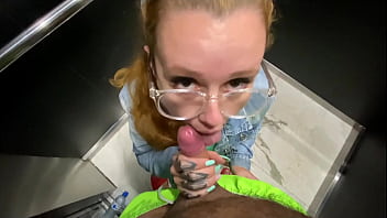 Coloquei a vizinha pra mamar gostoso e peguei de quatro dentro do elevador