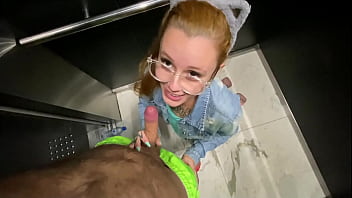 Coloquei A Vizinha Pra Mamar Gostoso E Peguei De Quatro Dentro Do Elevador thumbnail