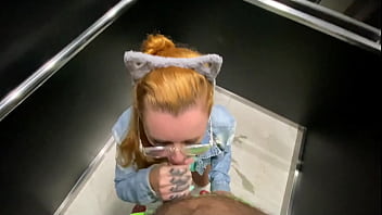 Coloquei a vizinha pra mamar gostoso e peguei de quatro dentro do elevador