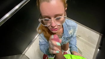 Coloquei a vizinha pra mamar gostoso e peguei de quatro dentro do elevador