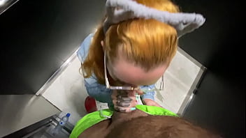 Coloquei a vizinha pra mamar gostoso e peguei de quatro dentro do elevador